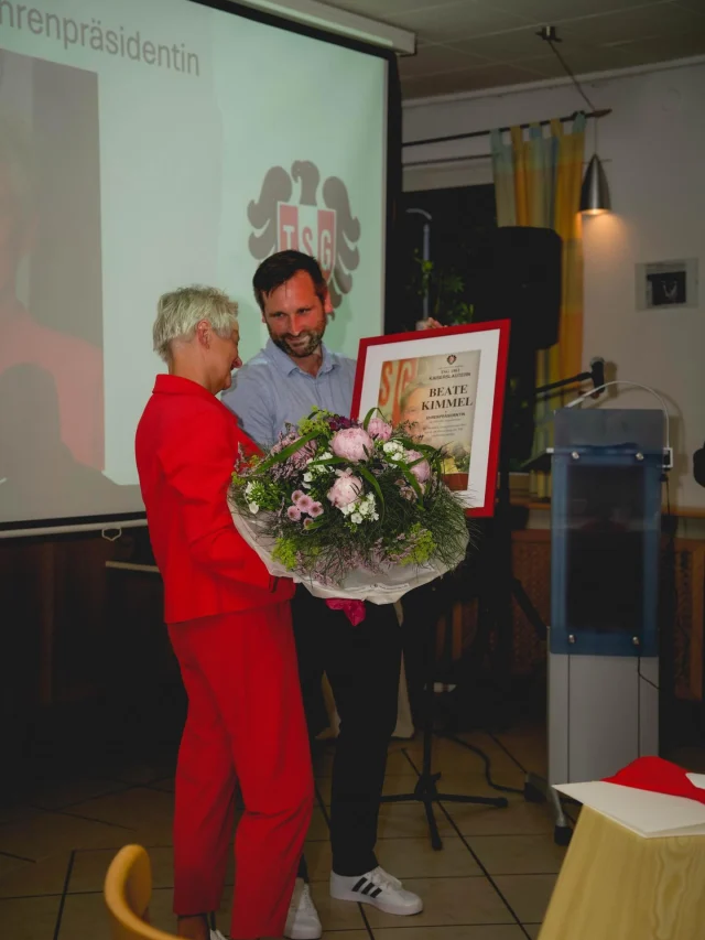 Gestern fand unsere Generalversammlung der TSG 1861 Kaiserslautern e.V. statt – ein Abend voller Emotionen, Dankbarkeit und Weichenstellungen für die Zukunft 😍

Besonders bewegend war der Abschied unserer Präsidentin und Oberbürgermeisterin der Stadt Kaiserslautern, Beate Kimmel. Nach 15 Jahren Amtszeit, mit Weitblick, Engagement und Herz hat sie die Entwicklung unseres Vereins nachhaltig geprägt – unter anderem mit 30 Großprojekten und Investitionen von rund 1 Million Euro – kandidierte sie nicht mehr als Präsidentin. Dieser Schritt fiel ihr sichtbar nicht leicht. Für ihre außergewöhnlichen Verdienste wurde sie zur Ehrenpräsidentin ernannt. Liebe Beate - wir sagen DANKE, DANKE, DANKE!!!

Die Präsidentin verabschiedete unseren Geschäftsführer Ingo Marburger in den Ruhestand. In ihrer Dankesrede erwähnte sie die engagiert geleistete Arbeit über viele Jahre hinweg. In seiner 34-jährigen Tätigkeit hat er den Verein maßgeblich mitgestaltet und wurde zum Dank feierlich zum Ehrenmitglied ernannt. 

Ebenso kandidiert unser Liegenschaftswart Heinz-Jürgen Ries nach 13 Jahren nicht mehr erneut. In Anerkennung seiner langjährigen Tätigkeit wurde ihm die Ehrenplakette der TSG 1861 Kaiserslautern e.V. verliehen.

Die Versammlung wählte anschließend einstimmig einen neuen Vorstand:
Zum neuen Präsidenten wurde Florian Düx gewählt, der nun in die Fußstapfen von Beate tritt. Wiedergewählt wurden Frank Dupre (1. Vorsitzender), Peter Halbritter (2. Vorsitzender) und Bijan Kalhorifar (Sportwart). Neu im Vorstand begrüßen wir Susanne Knorr als Schatzmeisterin sowie Anne Rohme als neue Liegenschaftswartin.

Auch sportlich blicken wir auf ein sehr erfolgreiches Jahr zurück – besonders hervorzuheben ist der Aufstieg der Tischtennis-Herren in die 2. Bundesliga.

Finanziell ist unser Verein weiterhin sehr gut aufgestellt und verfügt auch über eine sehr gute Liquidität.

Wir danken allen, die den Verein über viele Jahre geprägt haben, und freuen uns auf die gemeinsame Zukunft mit dem neuen Vorstand!

#tsgkl #tsgkaiserslautern #unserverein #lautre