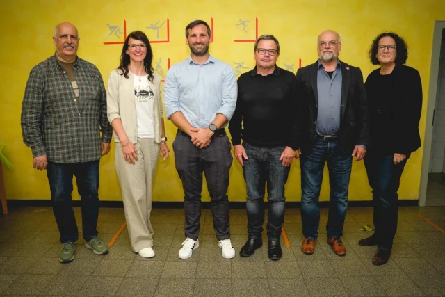 Unsere Generalversammlung wählte vergangenen Freitag einstimmig einen neuen Vorstand 🤗 Florian Düx (dritter von links) wurde zum neuen Präsidenten gewählt und tritt in die Fußstapfen von Beate Kimmel. Neu im Vorstand begrüßen wir Susanne Knorr (zweite von links) und Anne Rohmer. Wiedergewählt wurden Bijan Kalhorifar (Sportwart - links), Frank Dupre (1. Vorsitzender - vierter von links) und Peter Halbritter (2. Vorsitzender) 🤗

Wir wünschen dem neu gewählten Vorstand viel Erfolg und Freude an der Vereinsarbeit - wir freuen uns darauf 😍

#tsgkl #tsgkaiserslautern #lautre #generalversammlung